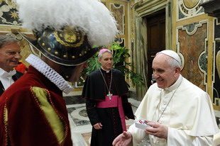 Papež František při převzetí nože Victorinox